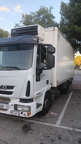 CAMION DE CARGA 8000KG EQUIPADO CON TERMOKING