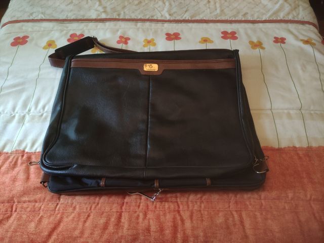 Portatrajes de piel negra