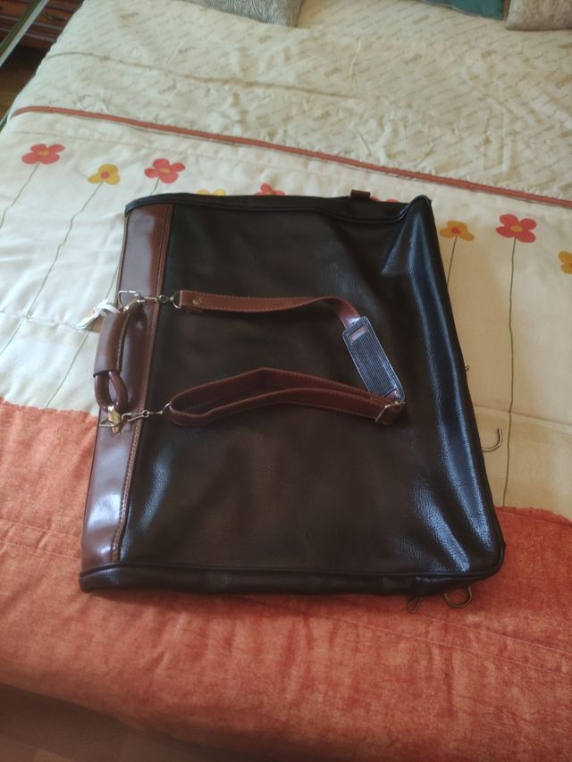 Portatrajes de piel negra