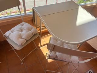 Mesa plegable de exterior y dos sillas