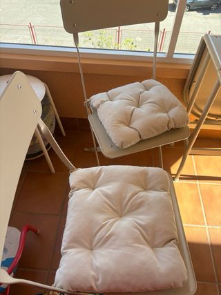 Mesa plegable de exterior y dos sillas