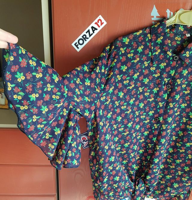 Blusa a motivo floreale semitrasparente.