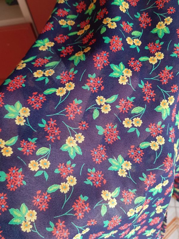 Blusa a motivo floreale semitrasparente.