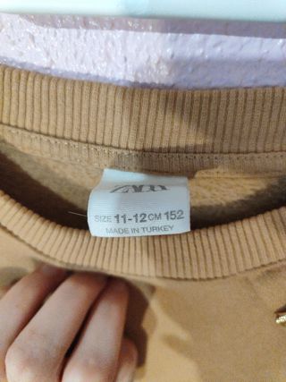 Sudadera de niñas beis.