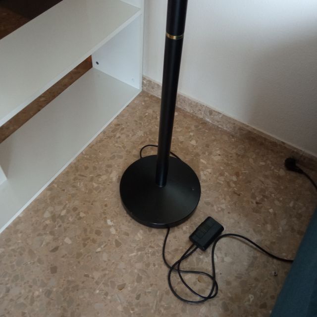 Lampara de pie.