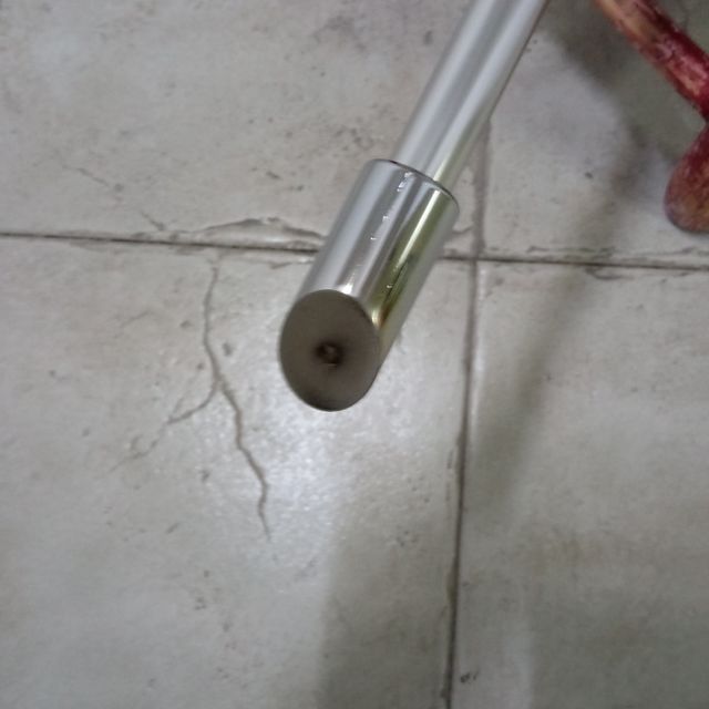 Accesorio para sujetar la mampara.