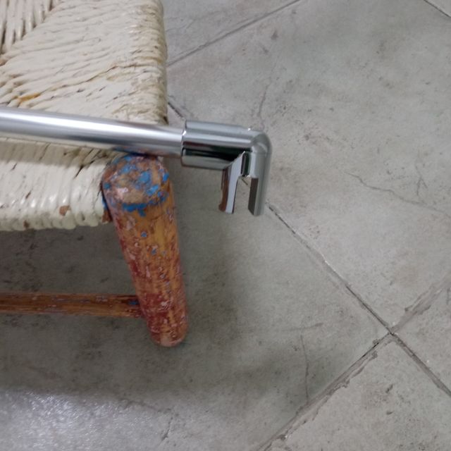 Accesorio para sujetar la mampara.