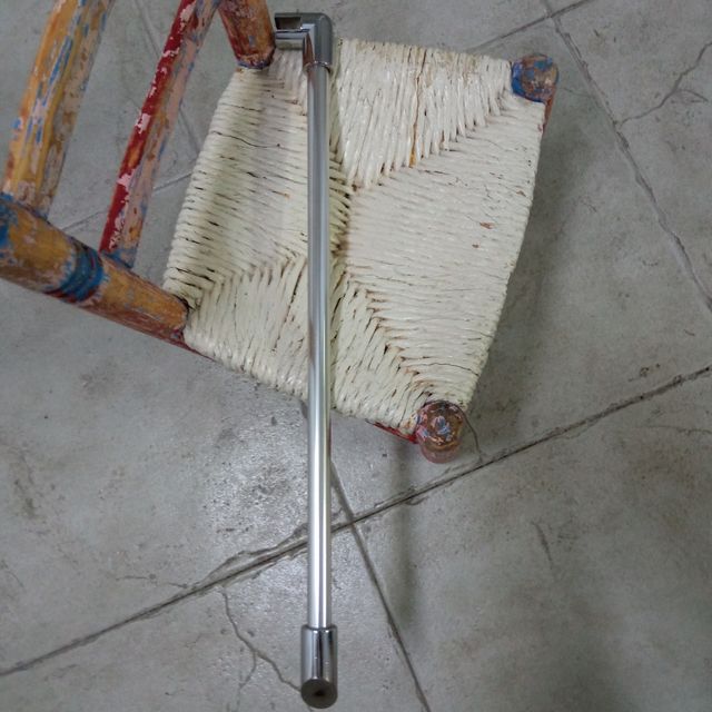 Accesorio para sujetar la mampara.