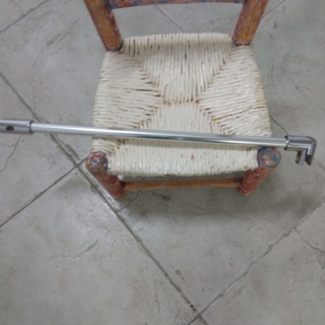 Accesorio para sujetar la mampara.