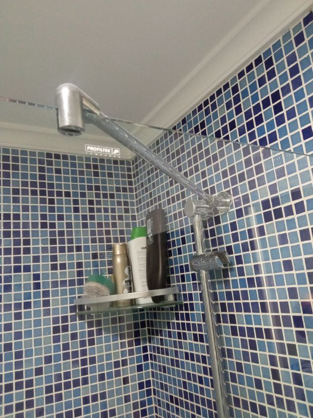 Accesorio para sujetar la mampara.