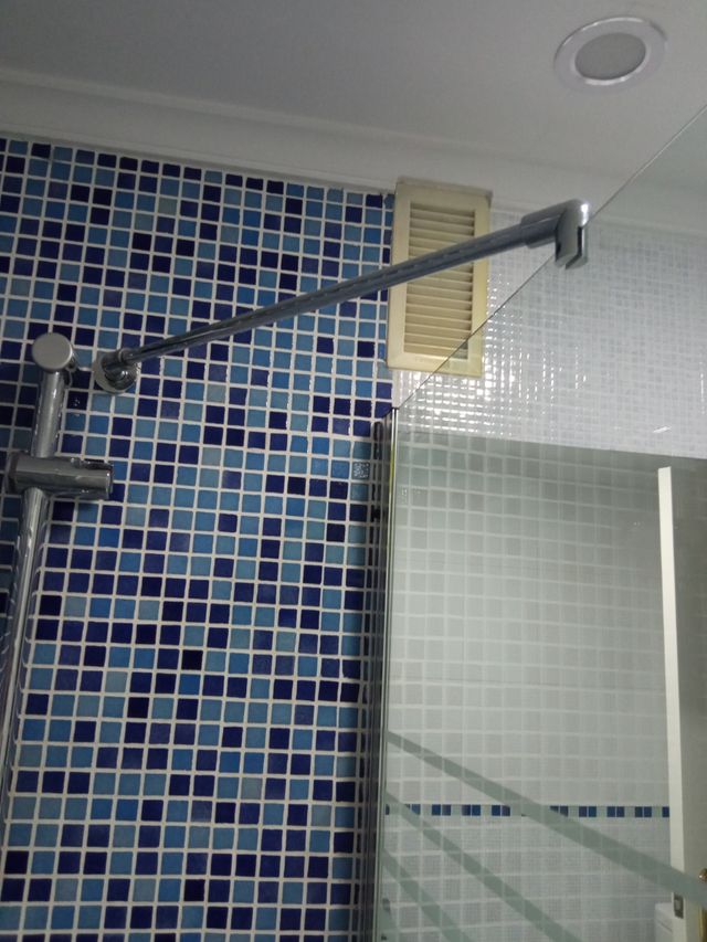 Accesorio para sujetar la mampara.