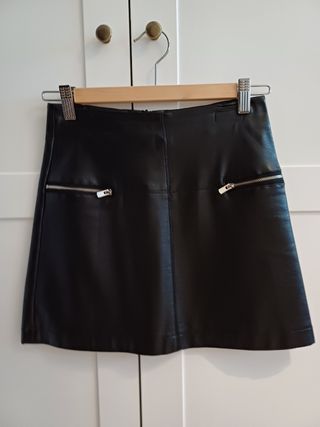 Falda efecto piel Lefties 
