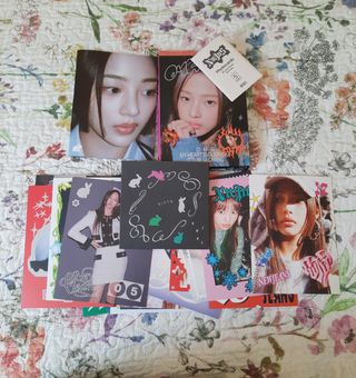 Ofera CD del grupo New Jeans Con muchos Post Cards