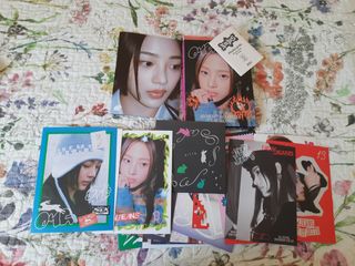 Ofera CD del grupo New Jeans Con muchos Post Cards