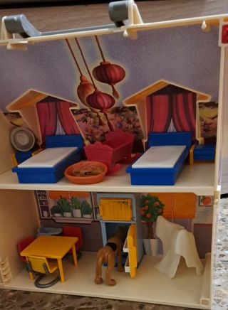 Casa playmobil con accesorios y muñeco