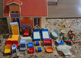 Casa playmobil con accesorios y muñeco