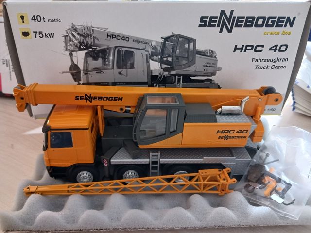 Mercedes con gru sennebogen 1:50 conrad 