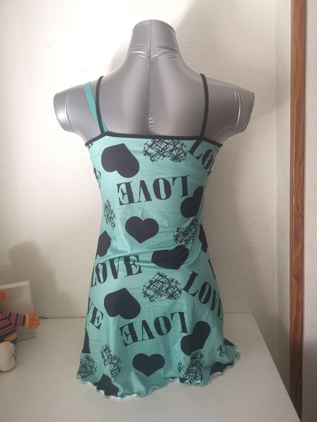 Vestido para dormir de tirantes.