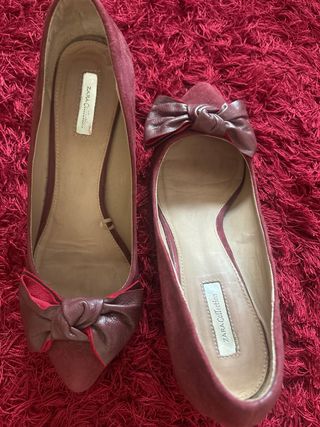 Zapato de cuña granates de Zara