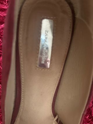 Zapato de cuña granates de Zara