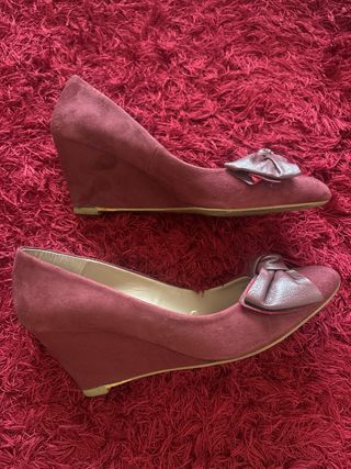 Zapato de cuña granates de Zara
