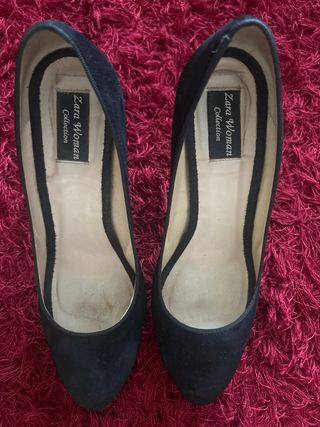 Zapato de tacòn de serraje negro de zara