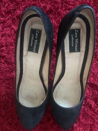 Zapato de tacòn de serraje negro de zara