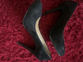 Zapato de tacòn de serraje negro de zara