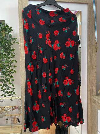 Falda satinada estampado rosas de Zara
