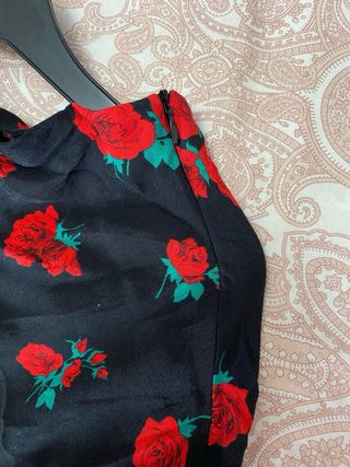 Falda satinada estampado rosas de Zara