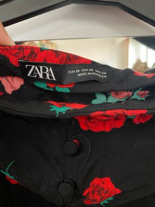 Falda satinada estampado rosas de Zara