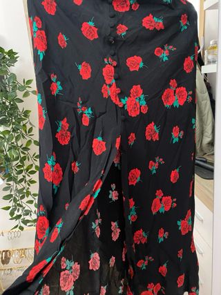 Falda satinada estampado rosas de Zara