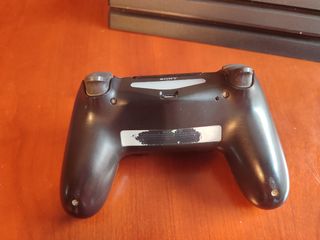 PS4 pro 1TB + 2 mandos + 1  juego