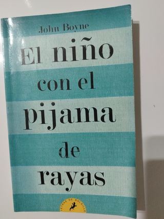 El niño con el pijama de rayas
