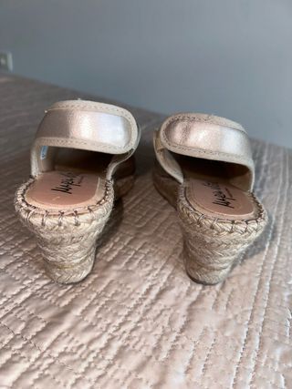 Sandalias de piel y cuña hechas en España