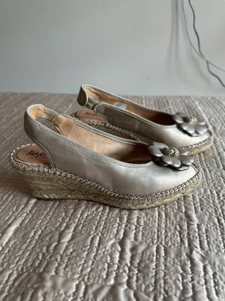 Sandalias de piel y cuña hechas en España