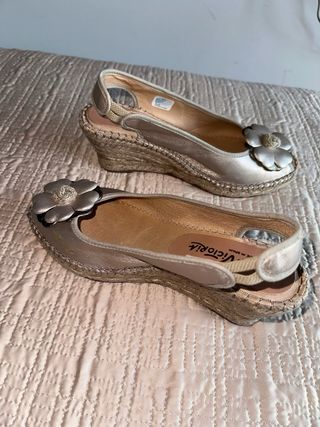 Sandalias de piel y cuña hechas en España