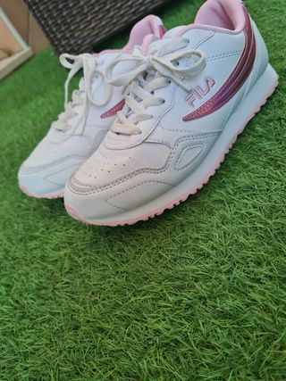 Zapatillas Fila blancas y rosas