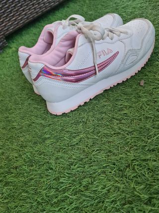 Zapatillas Fila blancas y rosas