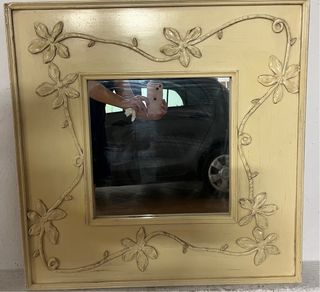 Espejo con adorno floral en beige