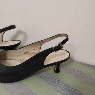 Zapatos con talón descubierto