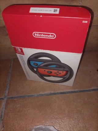Nintendo switch con funda de marca, volantes,