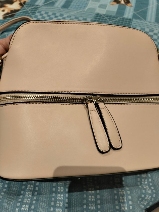 Borsa, nuova mai usata