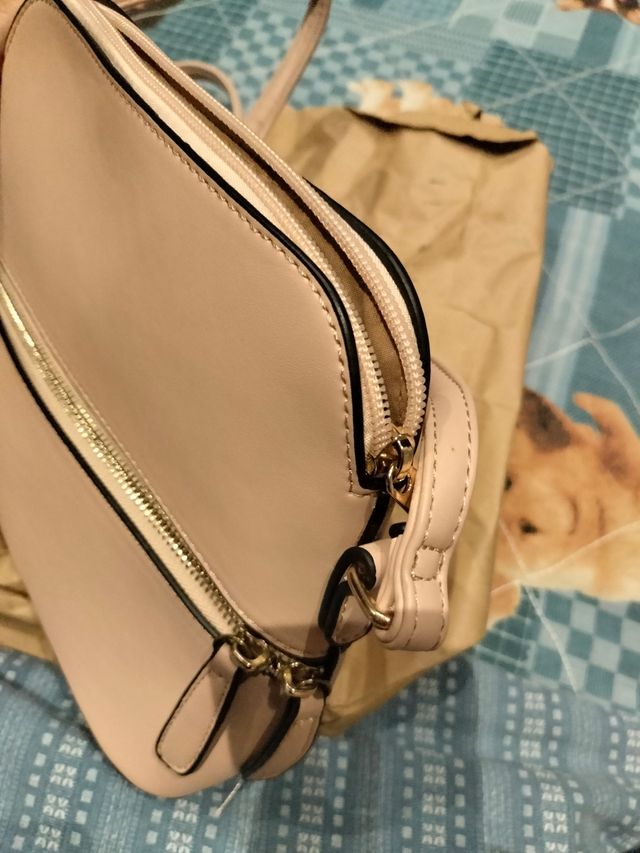 Borsa, nuova mai usata