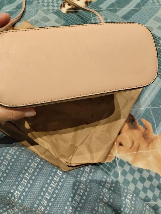 Borsa, nuova mai usata