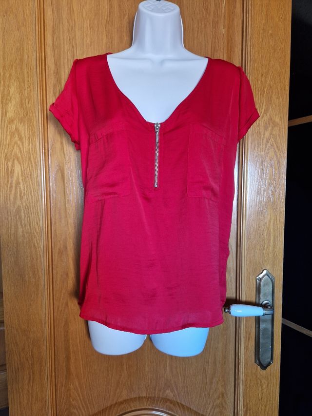 Camiseta con mangas cortas. Talla L. 