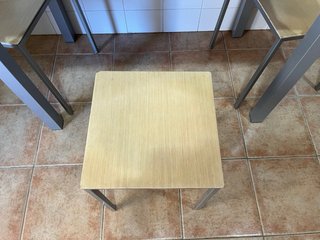 Mesa cocina , sillas y taburete