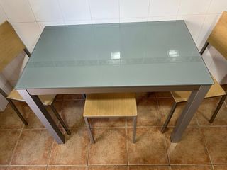 Mesa cocina , sillas y taburete