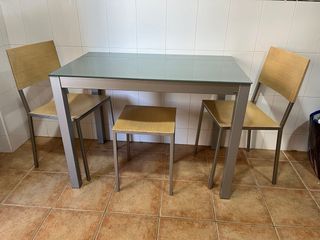 Mesa cocina , sillas y taburete