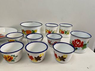 Vajilla metálica antigua de hierro esmaltado